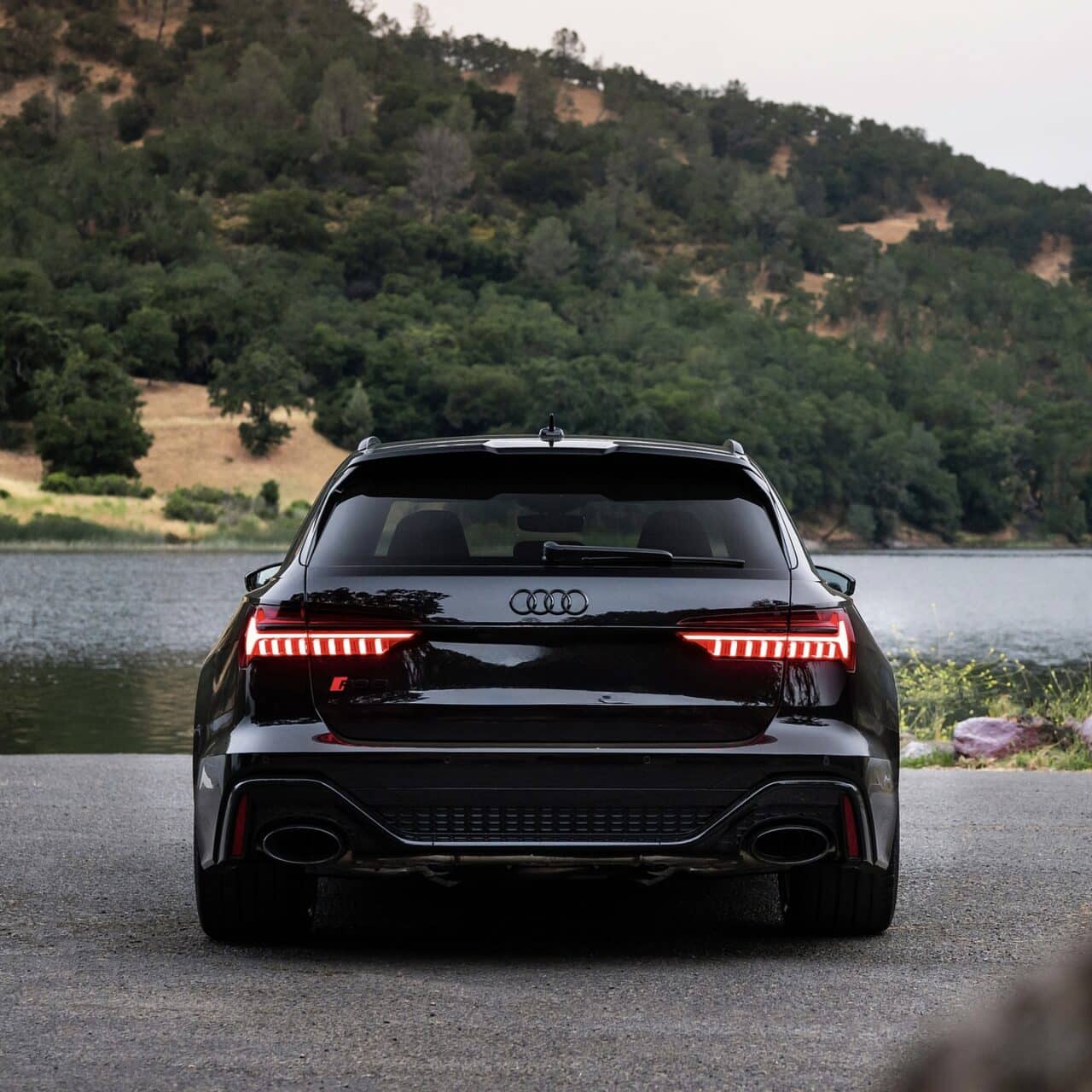 Photo face arriere Audi RS6 Avant Performance 2023